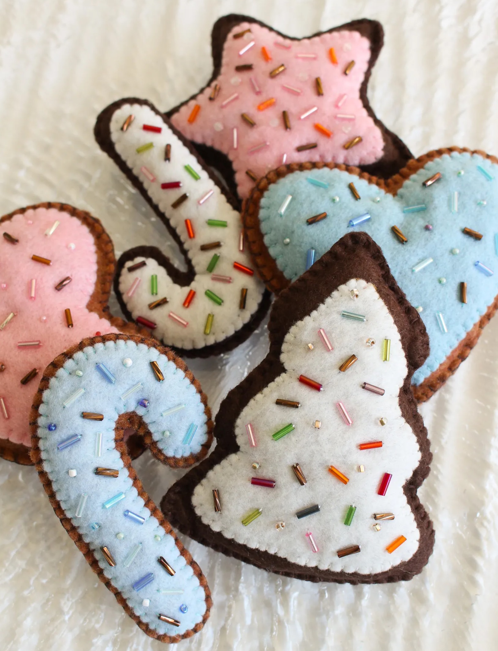 DIY Felt Christmas Ornaments to make for holiday crafts | DIY Felt Christmas Ornaments Patterns Free | easy diy felt christmas ornaments | how to make a felt christmas tree ornament | 25 Free Patterns for Felt Christmas Ornaments linked on the Six Clever Sisters blog!